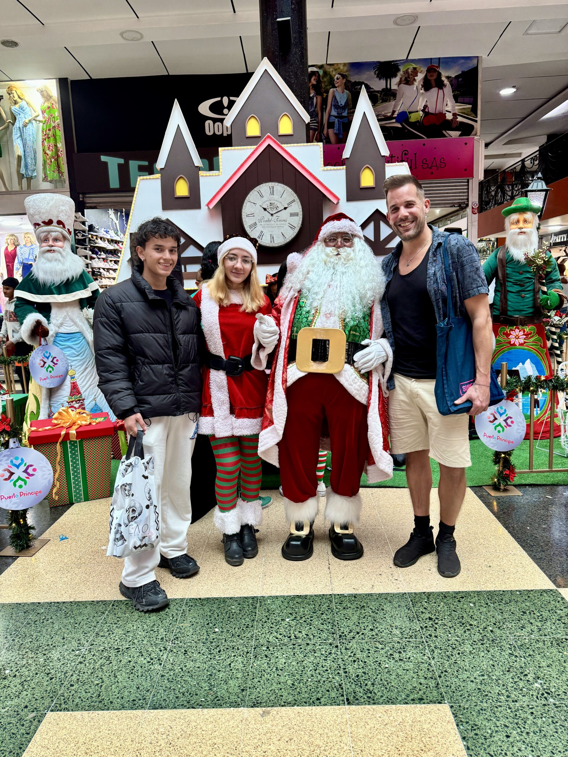 A festive photo with Santa Claus and Sebas in a Bogotá shopping mall, showcasing Colombian holiday traditions while travelling in Colombia.